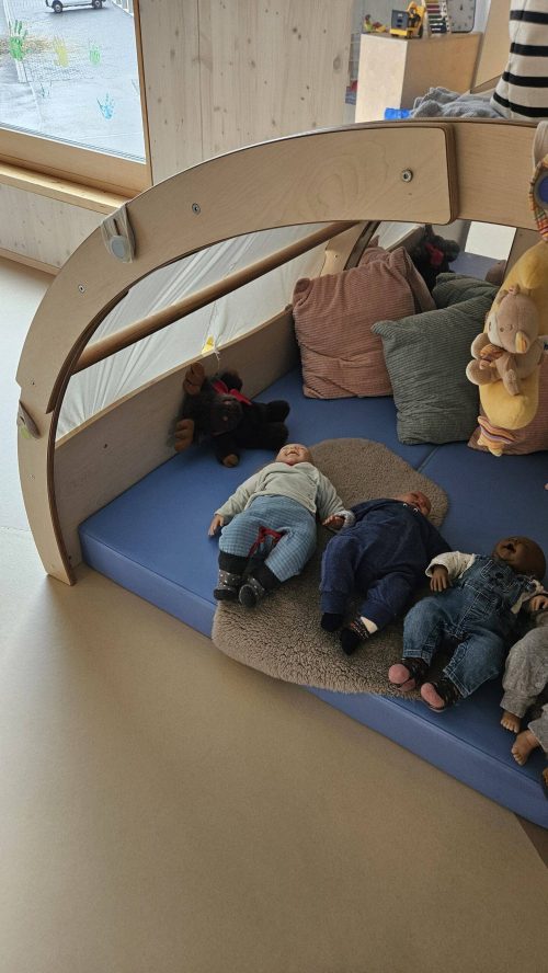 Die Tragepuppen warten auf ihren Einsatz...