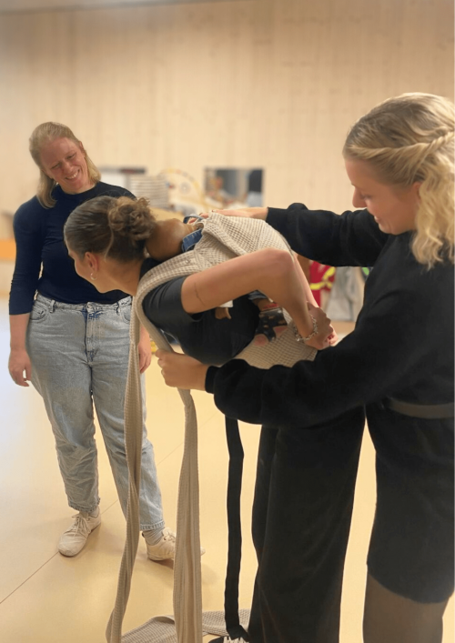 Erste Rückentrage-Versuche in einer Krippe